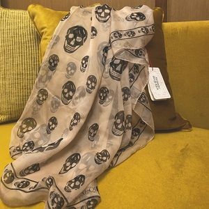 Alexander McQueen (NWT) 100% silk classic pink skull scarf